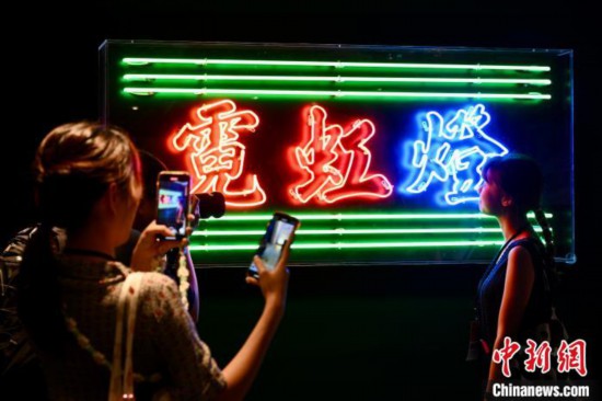 华宇平台官方：“香港不止烟火气”——访港旅客的城市文艺漫步